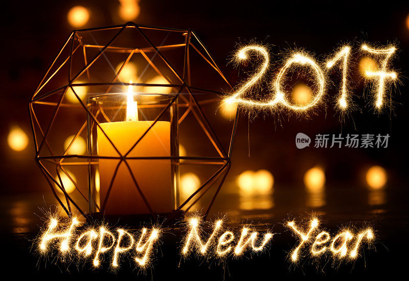 Sparkler新年快乐2017 -烛光与多边形烛台